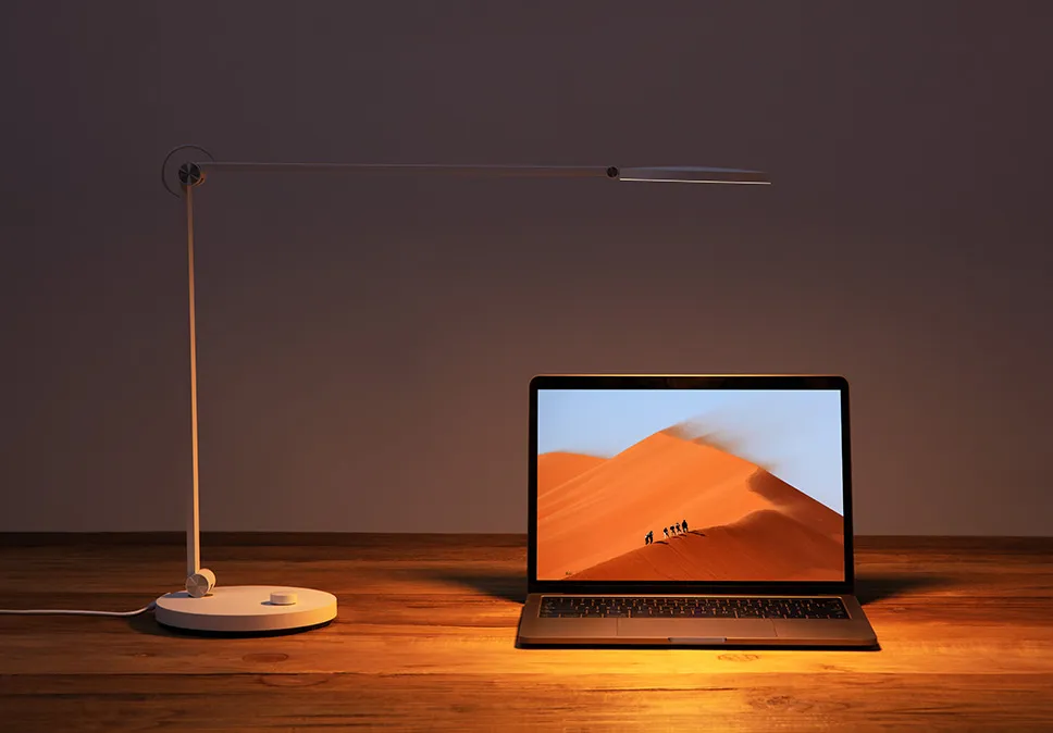 Xiaomi Mi LED Desk Lamp Pro (2022) White (BHR5968EU) Mi Smart LED Desk Lamp Pro σε γραφείο με laptop
