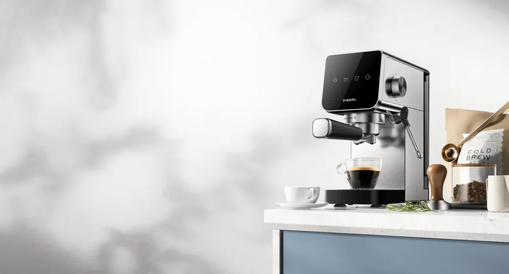 Xiaomi Semi-automatic Espresso Machine στον πάγκο της κουζίνας
