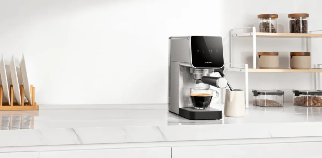 Xiaomi Semi-automatic Espresso Machine σε στενό πάγκο