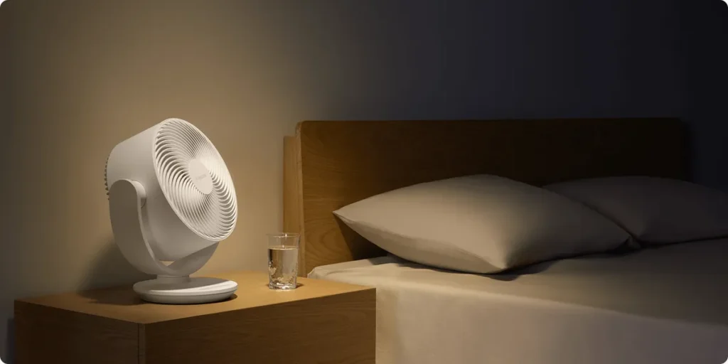 Xiaomi Smart Desktop Air Circulation Fan (BHR9872EU) Xiaomi Smart Desktop Air Circulation Fan στο κομοδίνο υπνοδωματίου