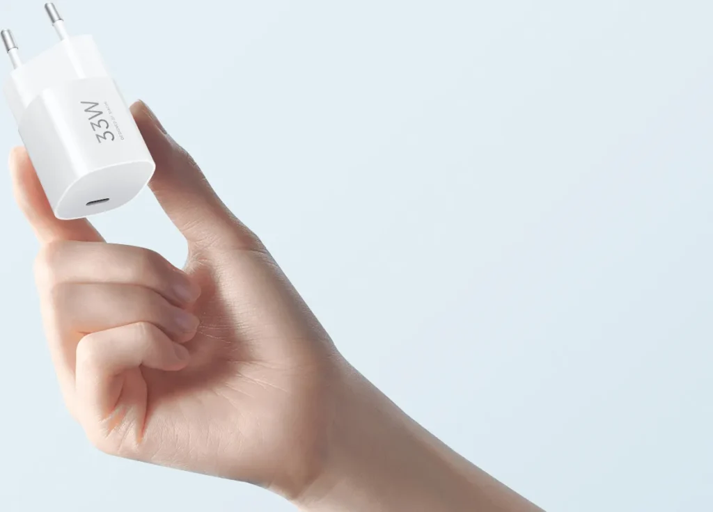 Ο μικρός φορτιστής Xiaomi 33W Nano στο χέρι
