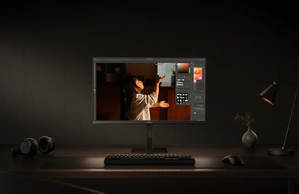 Οθόνη Xiaomi Mi Desktop A27Ui IPS Monitor 27" 4K (ELA6221EU) Οθόνη Xiaomi 4K Monitor A27Ui σε γραφείο