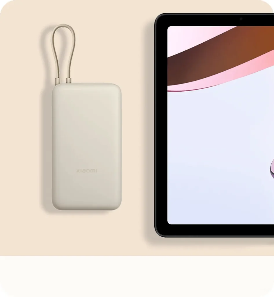 Το Xiaomi 33W Power Bank 20000mAh σε απόχρωση tan δίπλα σε tablet