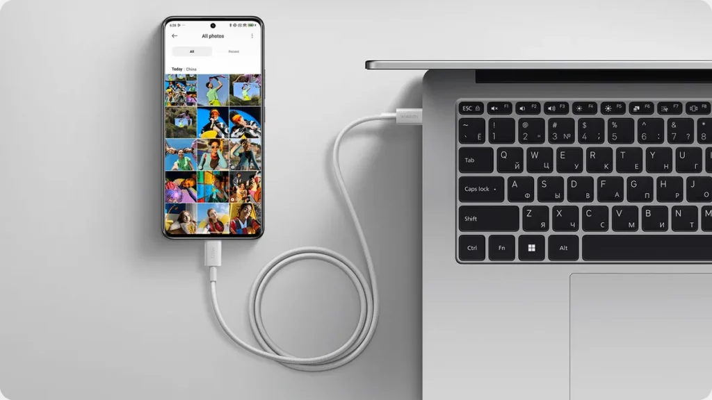 Xiaomi Cable 6A Braided USB-C to USB-C Cable 2m (BHR087AGL) Καλώδιο Xiaomi 6A Braided USB-C φορτίζει κινητό δίπλα σε laptop
