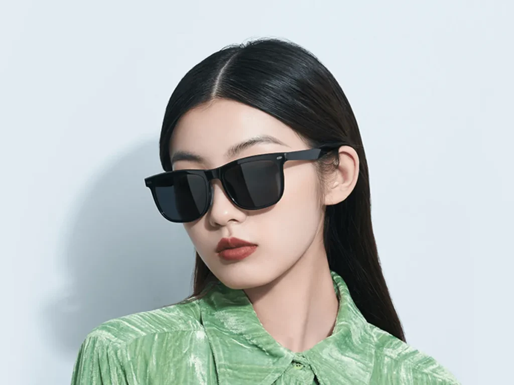 Γυναίκα με τα Xiaomi Square Sunglasses