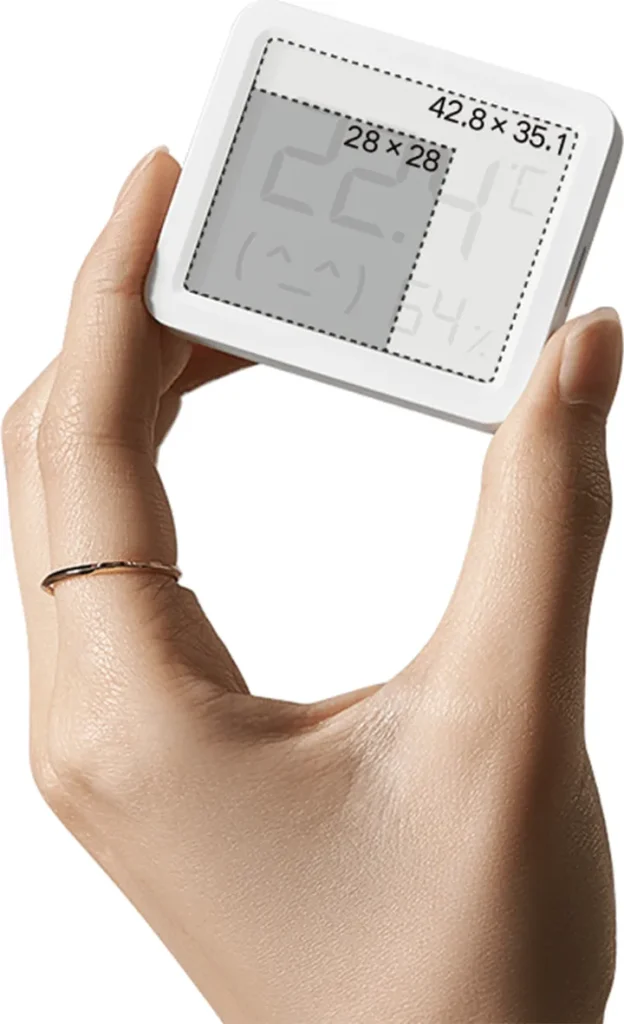 Xiaomi Smart Temperature and Humidity Monitor 3 Mini (QBH4312GL) Το Xiaomi Temperature and Humidity Monitor 3 Mini στο χέρι