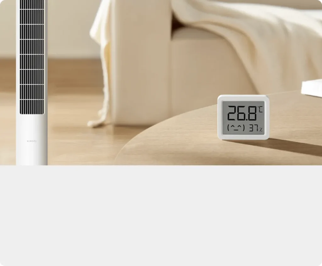 Xiaomi Smart Temperature and Humidity Monitor 3 Mini (QBH4312GL) Xiaomi Temperature and Humidity Monitor 3 Mini δίπλα σε ανεμιστήρα