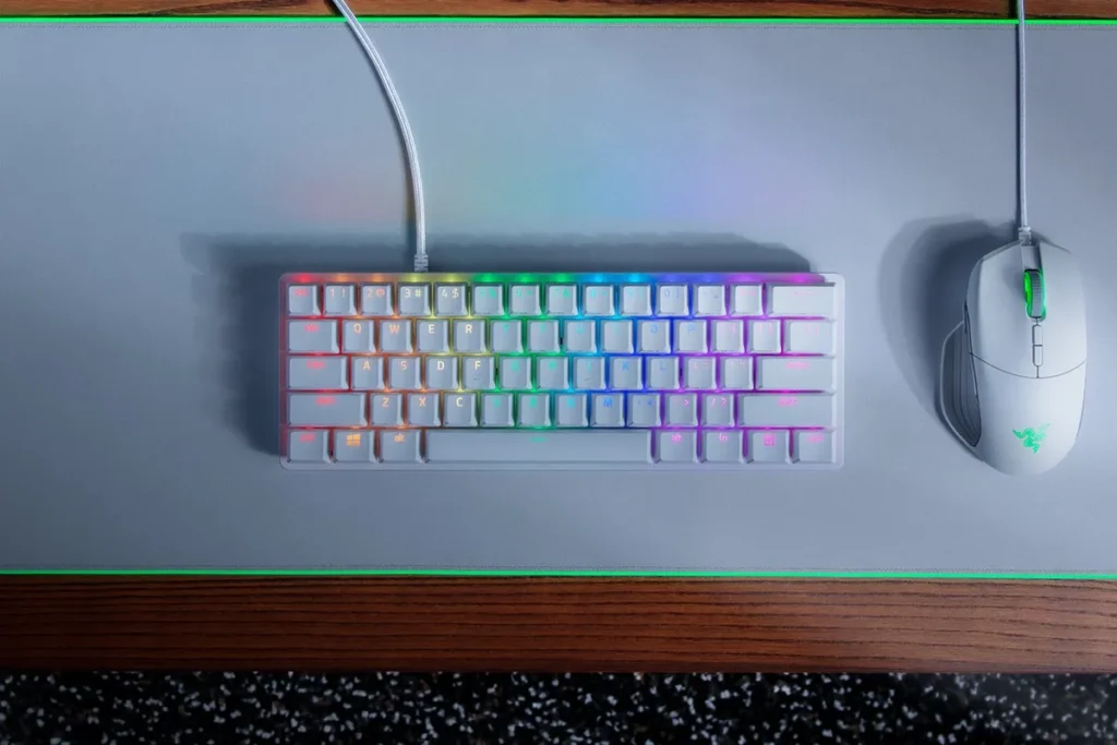Razer HUNTSMAN MINI MERCURY ED. - 60% Linear Red Opto Mechanical Switch Gaming Keyboard - US Layout Razer Huntsman Mini Mercury σε γραφείο