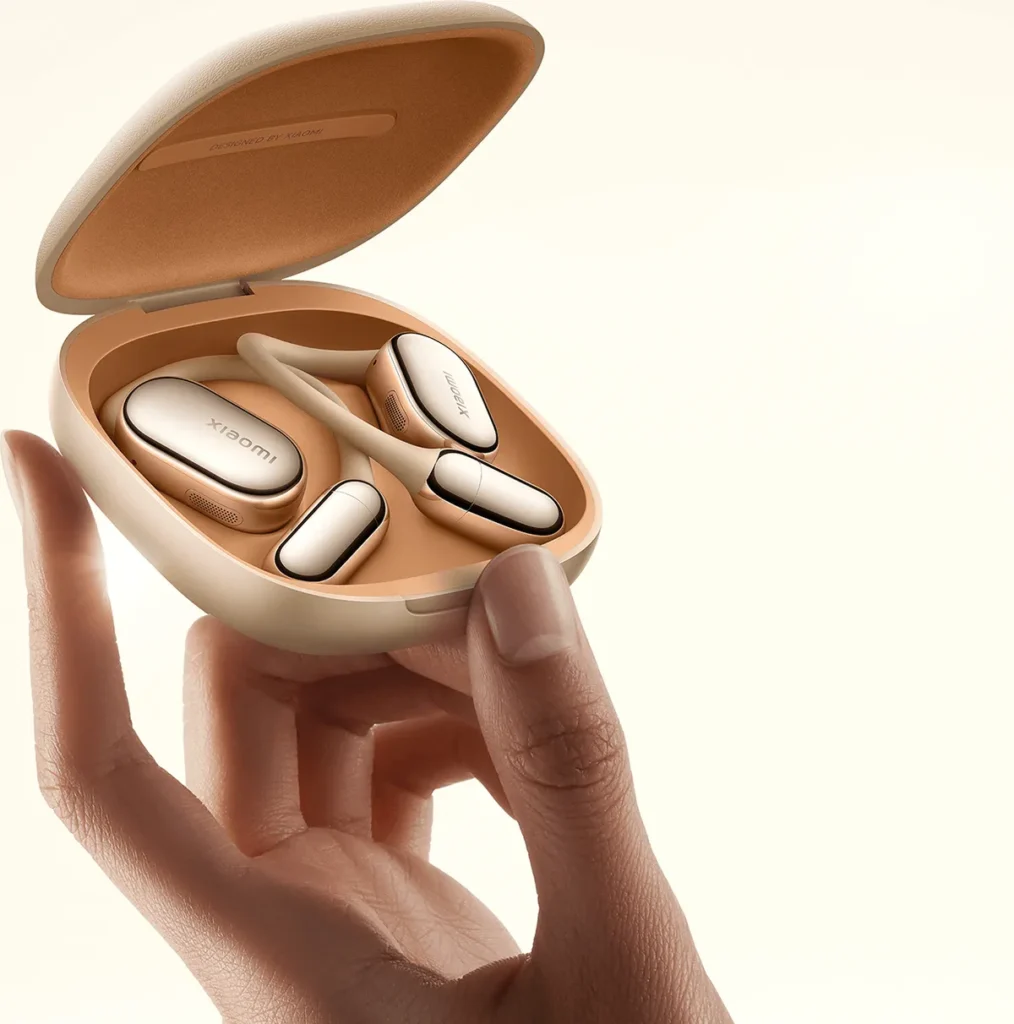 Θήκη Xiaomi OpenWear Stereo Pro Sand Gold στο χέρι