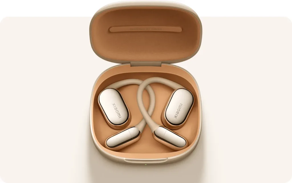 Xiaomi OpenWear Stereo Pro Sand Gold στη θήκη φόρτισης
