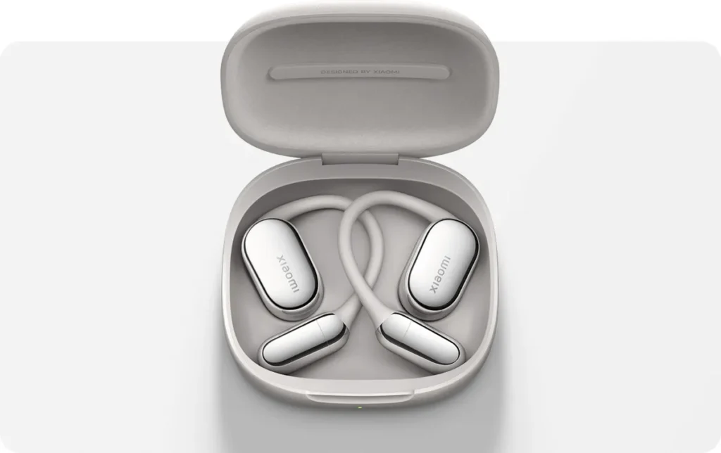 Xiaomi OpenWear Stereo Pro Titan Gray στη θήκη φόρτισης