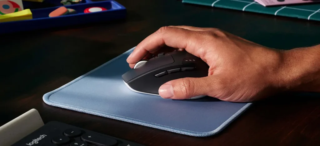 Logitech M720 Triathlon Mouse Μαύρο (910-004791) Χέρι στο Logitech M720 Triathlon