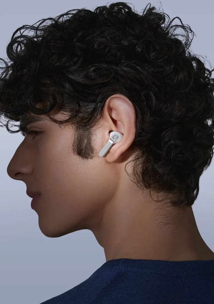 Άνδρας φορά τα λευκά Galaxy Buds4 Pro