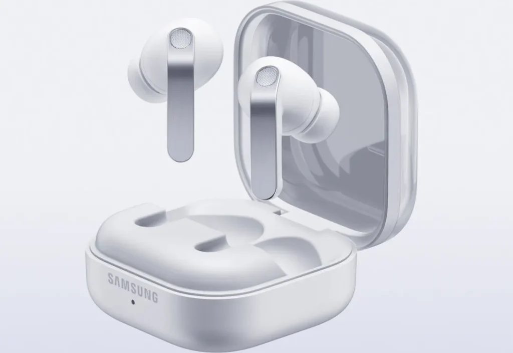 Galaxy Buds4 Pro σε λευκό χρώμα με ανοιχτή θήκη φόρτισης