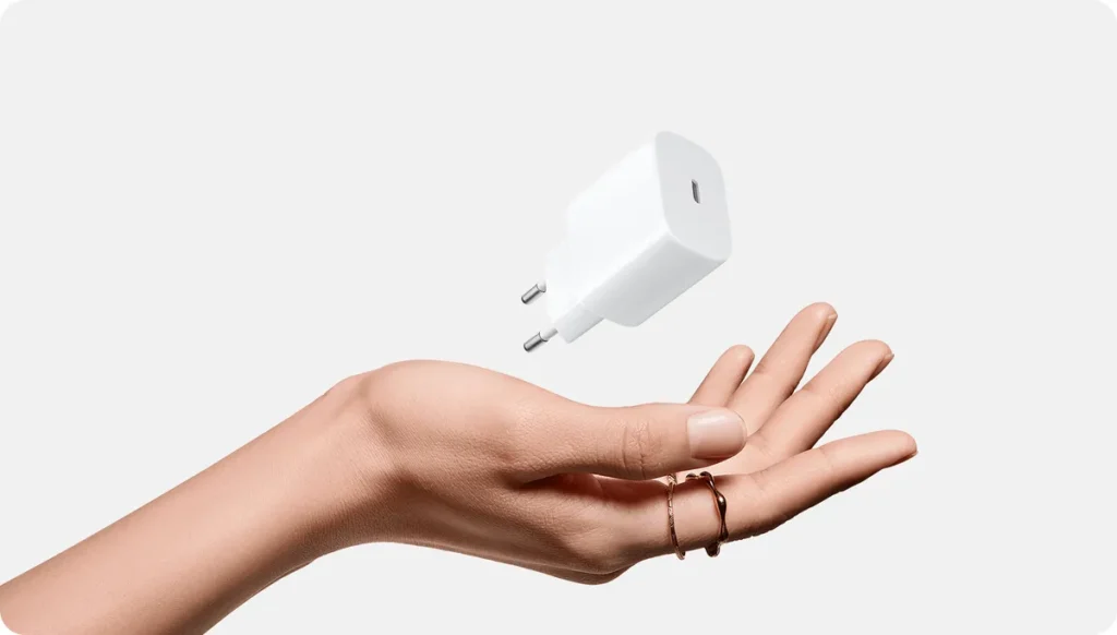 Xiaomi Φορτιστής με Θύρα USB-C 20W Λευκός (BHR08M8EU) Ο συμπαγής φορτιστής Xiaomi 20W στην παλάμη