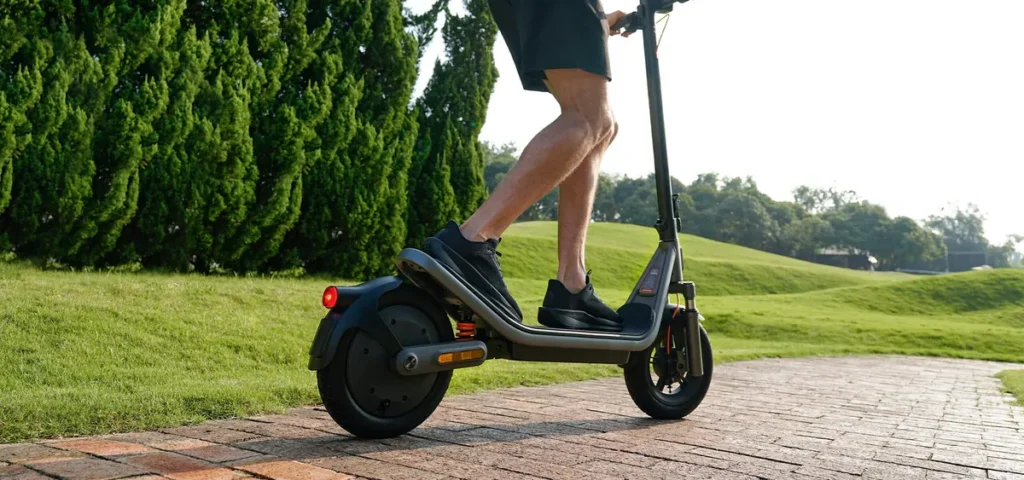 Xiaomi Mi Electric Scooter 6 Black Global (BHR08R2GL) Αναβάτης με το Xiaomi Electric Scooter 6 και το kicktail πίσω μέρος