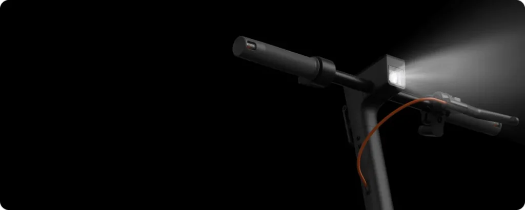 Xiaomi Mi Electric Scooter 6 Black Global (BHR08R2GL) Εμπρός φανός του Xiaomi Electric Scooter 6 τη νύχτα