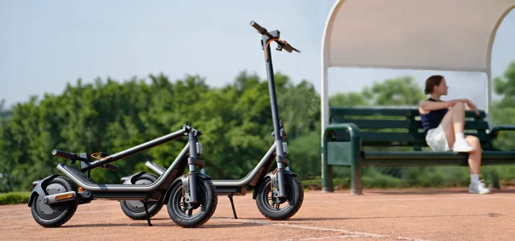 Xiaomi Mi Electric Scooter 6 Black Global (BHR08R2GL) Xiaomi Electric Scooter 6 διπλωμένο δίπλα σε παγκάκι