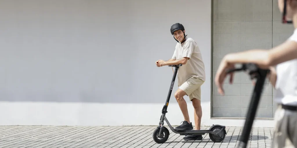 Xiaomi Mi Electric Scooter 6 Lite Black Global (BHR08R6GL) Αναβάτης με το Xiaomi Electric Scooter 6 Lite στην πόλη