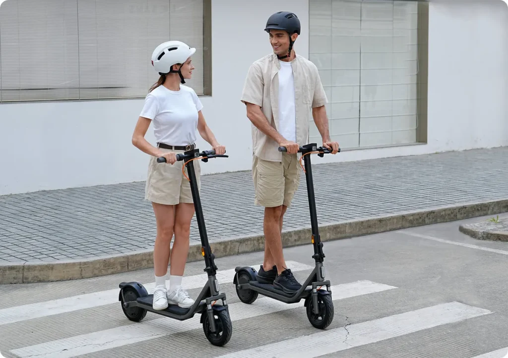 Xiaomi Mi Electric Scooter 6 Lite Black Global (BHR08R6GL) Δύο αναβάτες με Xiaomi Electric Scooter 6 Lite σε διάβαση