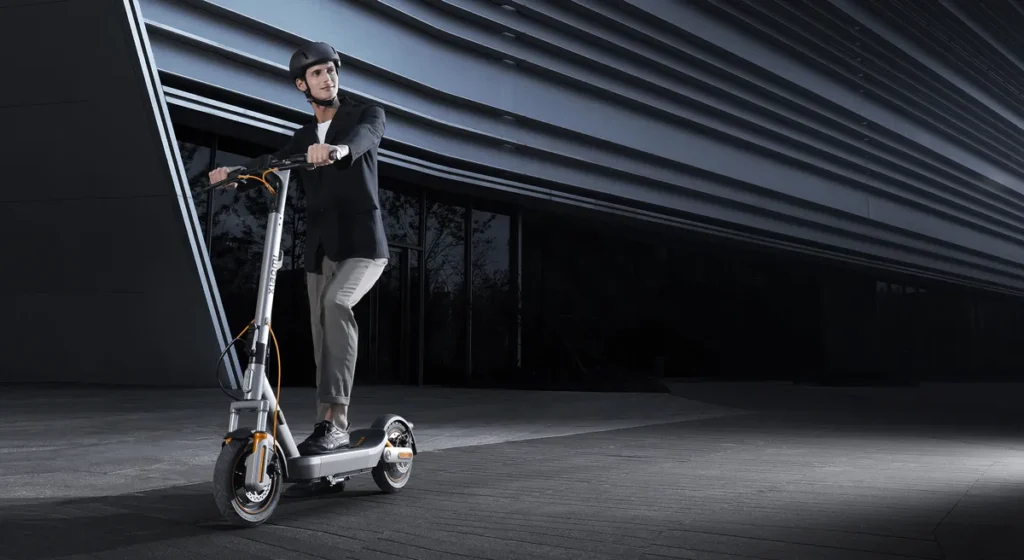 Xiaomi Mi Electric Scooter 6 Max Black Global (BHR08QLGL) Αναβάτης με το Xiaomi Electric Scooter 6 Max