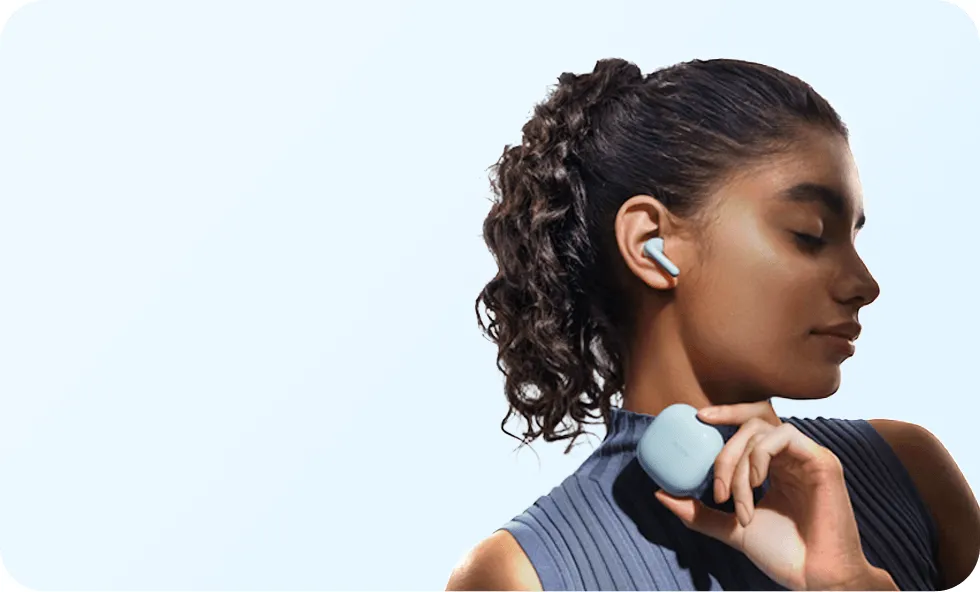 Γυναίκα φορά τα μπλε REDMI Buds 8 Active