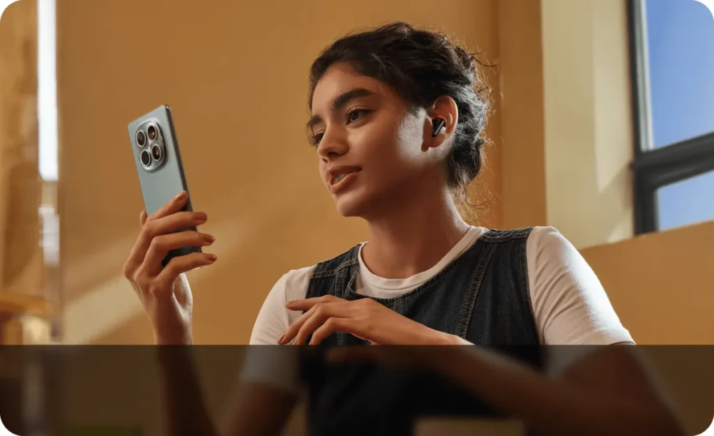 Γυναίκα σε κλήση με ασύρματα ακουστικά REDMI Buds 8 Active