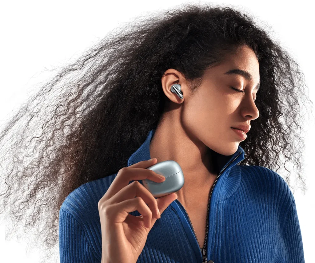 Γυναίκα φορά τα REDMI Buds 8 Pro σε μπλε χρώμα