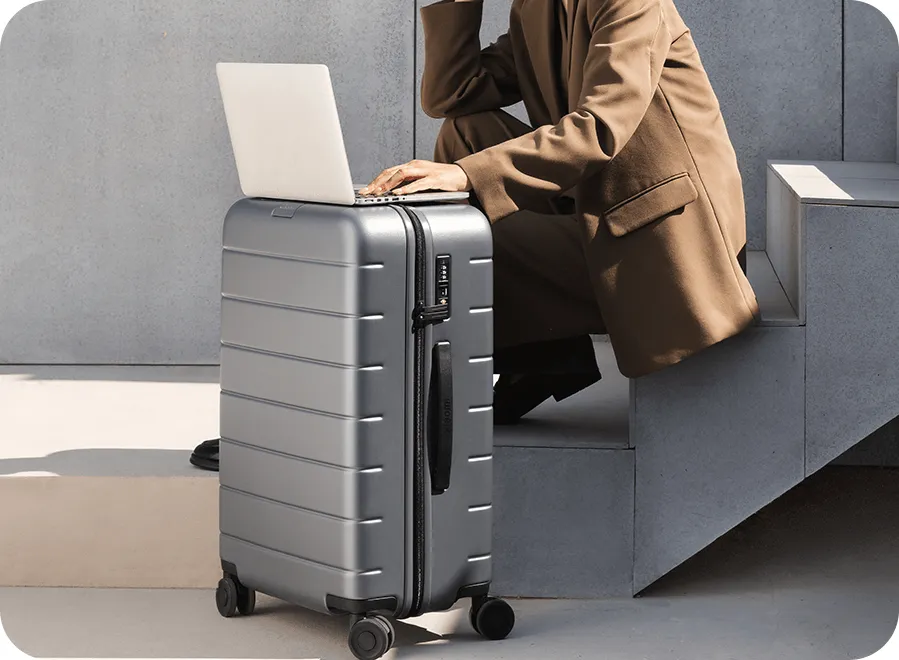 Επίπεδη επάνω πλευρά της Xiaomi Luggage Classic Pro ως πρόχειρο γραφείο