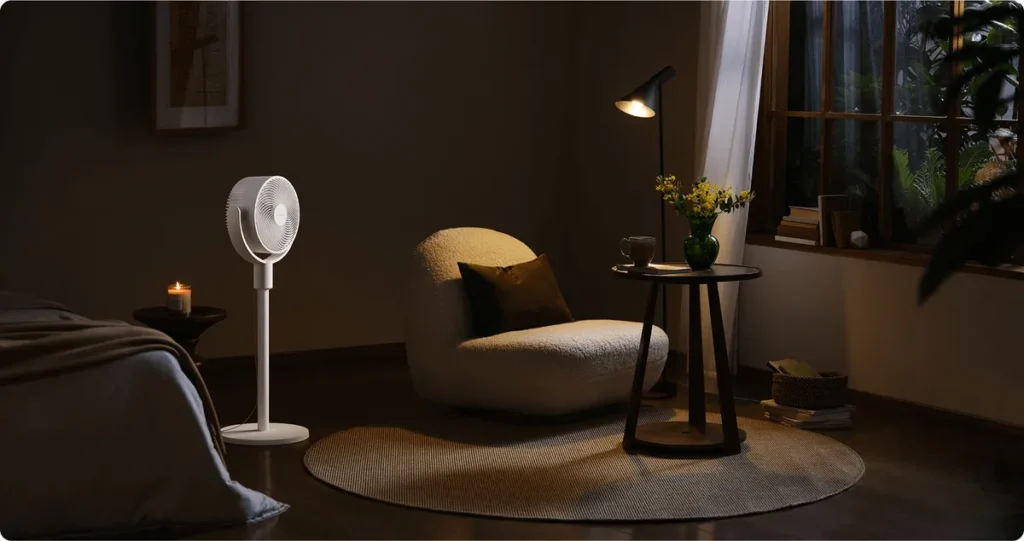 Xiaomi Smart Standing Air Circulation Fan (BHR9849EU) Xiaomi Smart Standing Air Circulation Fan σε βραδινή χρήση