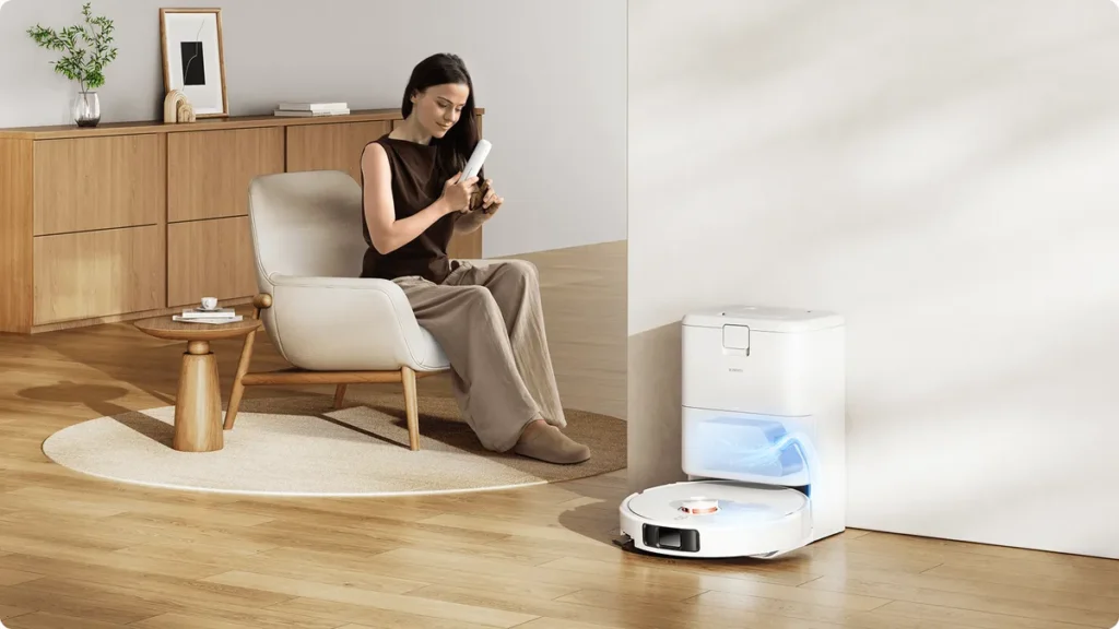Xiaomi Mi Robot H50 Pro Σκούπα Ρομπότ με Wi-Fi White (BHR089NEU) Xiaomi Robot Vacuum H50 Pro με τον σταθμό all-in-one στο σαλόνι