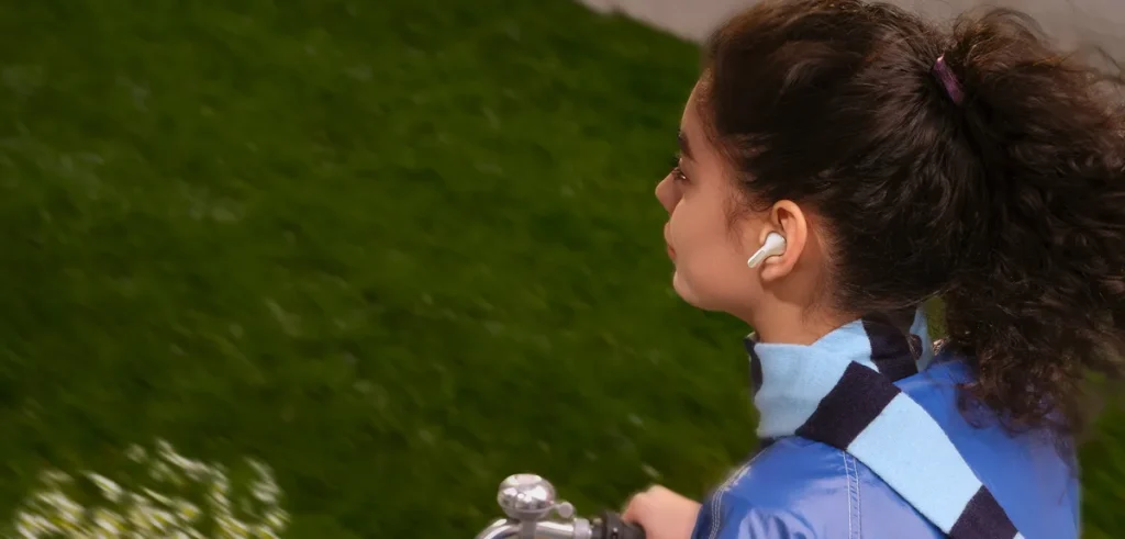 Γυναίκα με ασύρματα ακουστικά REDMI Buds 8 σε εξωτερικό χώρο