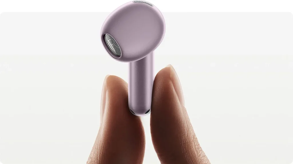 Ακουστικό Xiaomi Buds 6 σε Nebula Purple ανάμεσα στα δάχτυλα