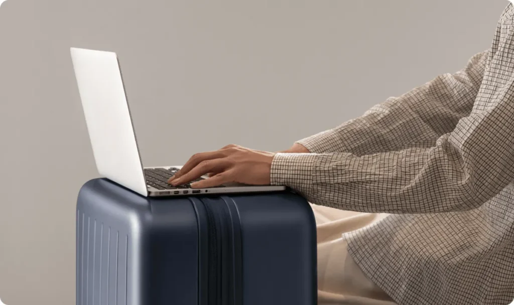 Xiaomi Expandable Luggage 20'' Blue (BHR9452GL) Laptop πάνω στην επίπεδη επιφάνεια της Xiaomi Expandable Luggage