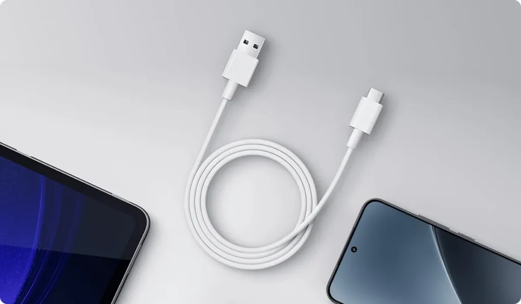 Λευκό καλώδιο Xiaomi 3A USB-A σε USB-C 1 m με κινητό και tablet