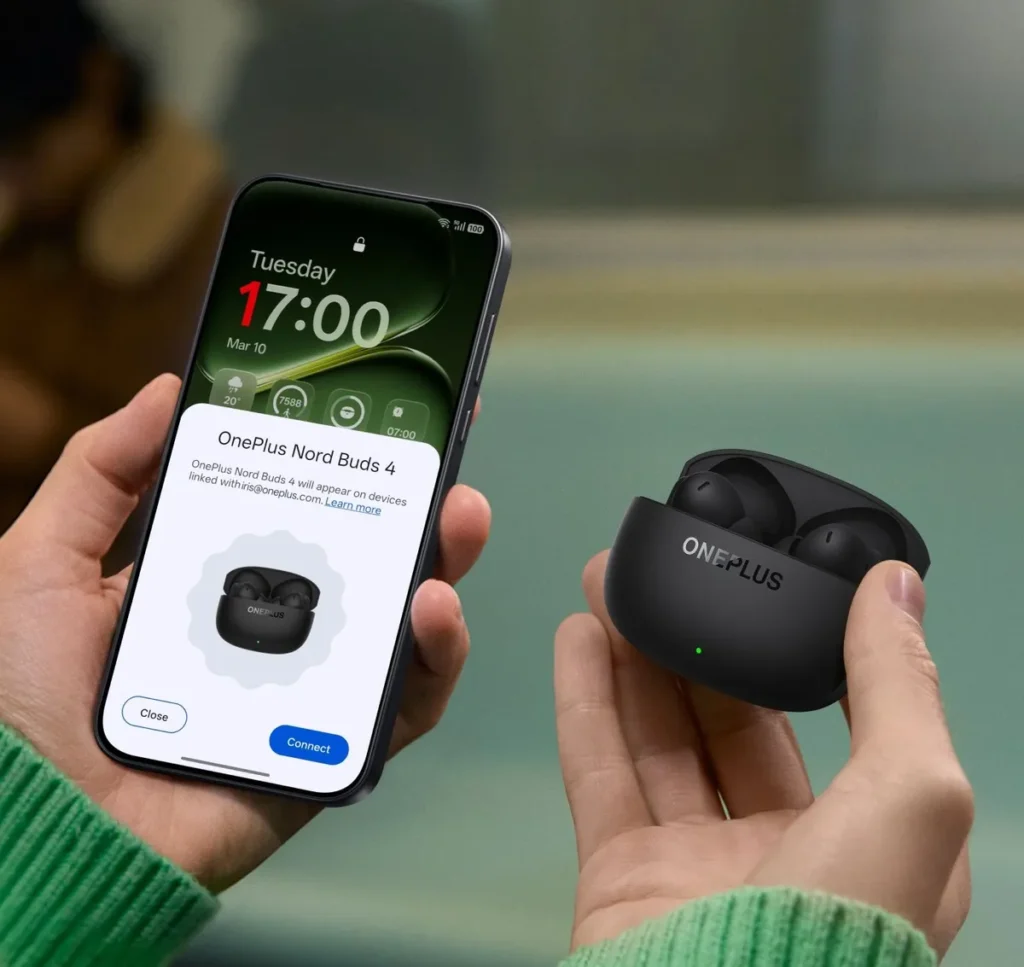 OnePlus Nord Buds 4 Stellar Black Χέρι κρατά μαύρη θήκη OnePlus Nord Buds 4 και κινητό για σύζευξη