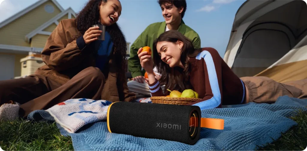 Παρέα με το Xiaomi Sound Play σε μαύρο σε πικνίκ