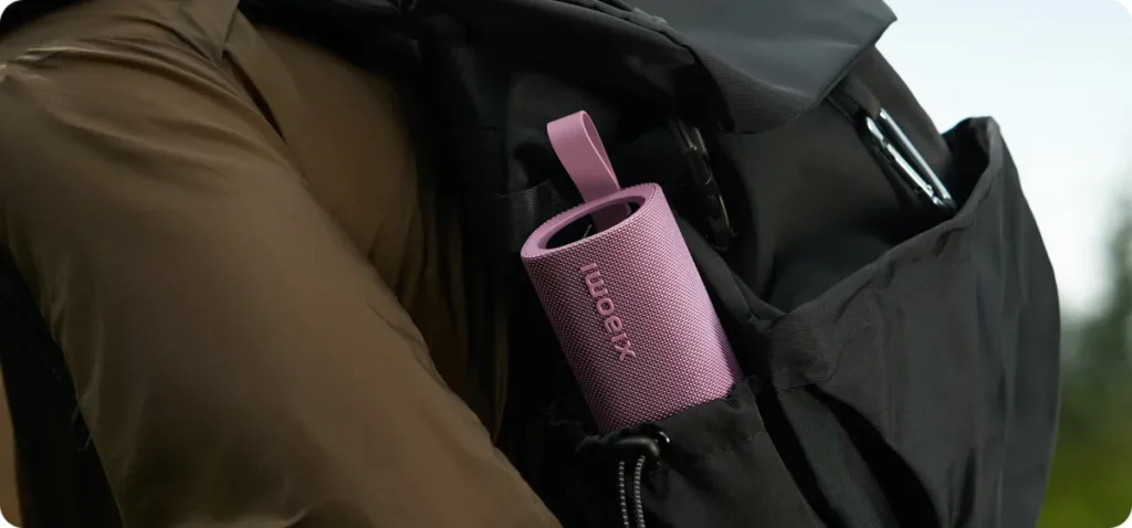Xiaomi Φορητό Bluetooth Ηχείο Sound Play 18W Μωβ (QBH4431GL) Xiaomi Sound Play μωβ κρεμασμένο σε σακίδιο