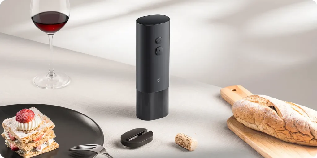 Xiaomi Mijia Electric Wine Opener (BHR0966GL) Mijia Electric Wine Opener δίπλα σε ποτήρι κρασιού