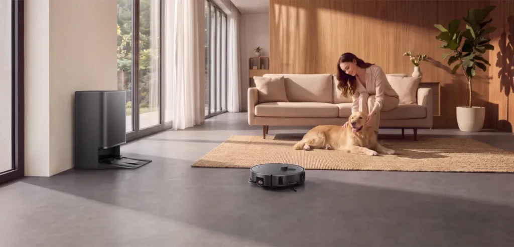 Xiaomi Robot Vacuum 6 Max Σκούπα Ρομπότ με Wi-Fi Warm Grey (BHR08V2EU) Xiaomi Robot Vacuum 6 Max και σταθμός omni σε σαλόνι